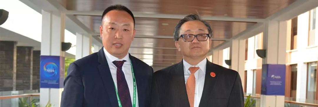 欧美大屌视频联合国副秘书长刘振民和赵章栓会长在博鳌亚洲论坛亲切交"